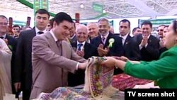 Türkmenistanyň prezidenti Gurbanguly Berdimuhamedow "Altyn Asyr" bazarynda, Aşgabat