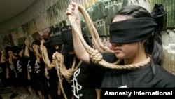 Members of Amnesty International in Moscow protest against the death penalty in Belarus in October 2009.