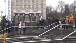 Беркут охороняє встановлення ялинки на Майдані