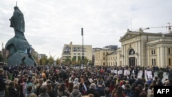 Protestatarii se adună în fața fostei gări centrale în timpul unei demonstrații convocate de organizația studențească „SviCe” (Ascensiune) pentru a cere demisia ministrului Construcțiilor.