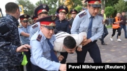 Полиция қызметкерлері кезектен тыс президент сайлауының қорытындысына наразы белсенділерді ұстап жатыр. Алматы, 12 маусым 2019 жыл. 