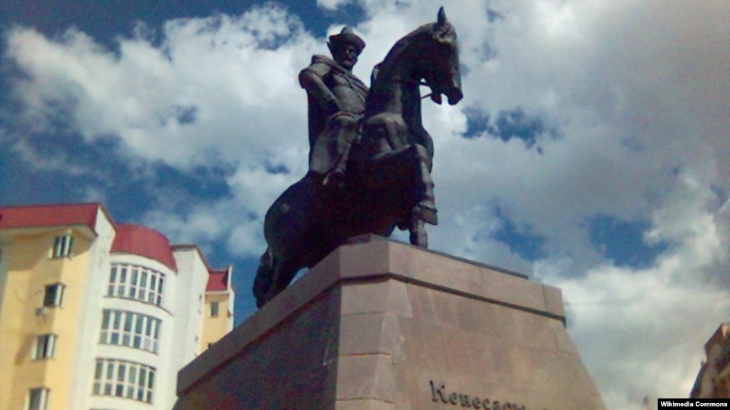Памятник Кенесары-хану в Астане.