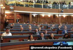 Grupi parlamentar i LDK-së në sallën e seancave të Kuvendit, më 5 tetor 2026.