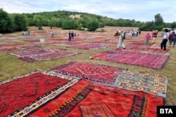  Посетители преглеждат килимите на „ Иглика килим фест “ 