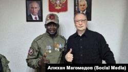 Провоенный общественник из ХМАО Алихан Магомедов и "африканский наемник", фото - соцсети А.Магомедова