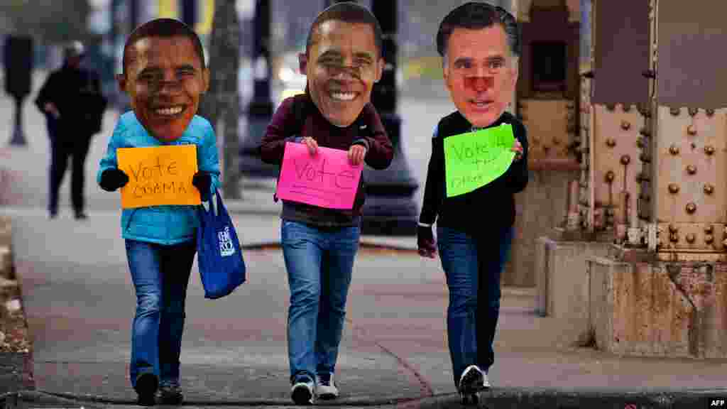 Trei susținători ai președintelui la Chicago, IL, purt&icirc;nd măști.