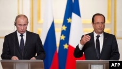 Russian President Vladimir Putin (left) with his French counterpart Francois Hollande in Paris