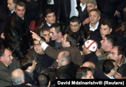 "ვარდების რევოლუციის" დღეები. ფოტოზე მიხეილ სააკაშვილი