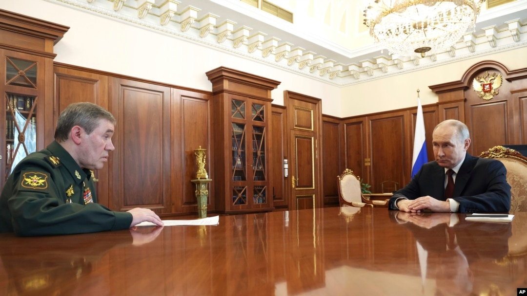 Președintele rus și șeful Statului Major rus, Valeri Gherasimov, la întâlnirea de sâmbătă, după care liderul de la Kremlin a anunțat încetarea atacurilor, de Paști.