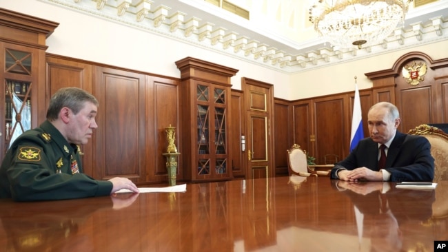 Президент Росії Володимир Путін (праворуч) розмовляє з начальником генштабу збройних сил Росії Валерієм Герасимовим. Москва, Росія, 19 квітня 2025 року.