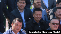 Депутат ЖК Жанар Акаев (вверху слева) и экс-зампредседателя ГТС Райымбек Матраимов (внизу слева) на спортивном турнире в Кара-Сууйском районе. 1 мая 2019 года.