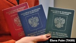 Ռուսաստանի Դաշնության քաղաքացու անձնագիր, երթևեկության փաստաթուղթ և բնակության իրավունքի փաստաթուղթ: 