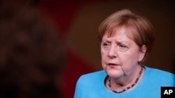 Nemačka kancelarka Angela Merkel, uz podršku francuskog predsednika Emanuela Makrona, predvodila je incijativu za podizanje nivoa dijaloga s ruskim predsednikom Vladimirom Putinom.