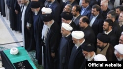 نماز بر جنازه محمدرضا مهدوی کنی توسط علی خامنه‌ای؛ حسن روحانی، امامی کاشانی، احمد جنتی و امامی کاشانی در صف نخست حضور دارند.