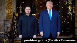 ԱՄՆ և Ուկրաինայի նախագահներ Դոնալդ Թրամփը և Վլադիմիր Զելենսկին Մար-ա-Լագոյում հանդիպման ժամանակ, Փալմ Բիչ, Ֆլորիդա, 28-ը դեկտեմբերի, 2025թ.