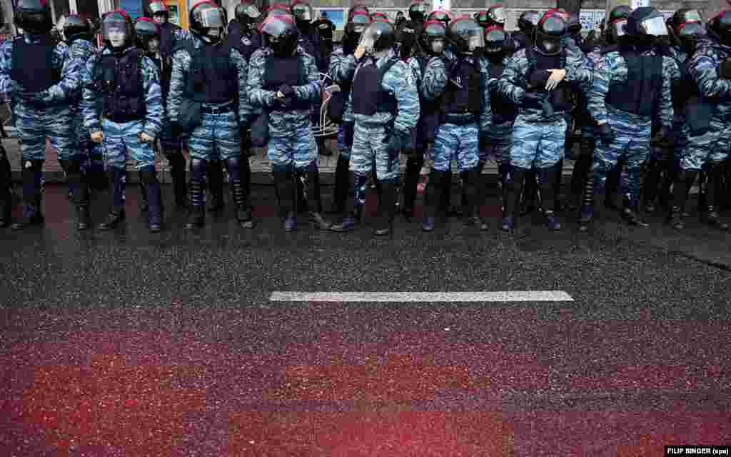 Ukrainian riot police gather on Independence Square during a pro-Europe demonstration in Kyiv on November 29. (EPA/Filip Singer)