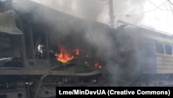 Zaporojyedə Rusiya dronunun vurduğu lokomotiv.