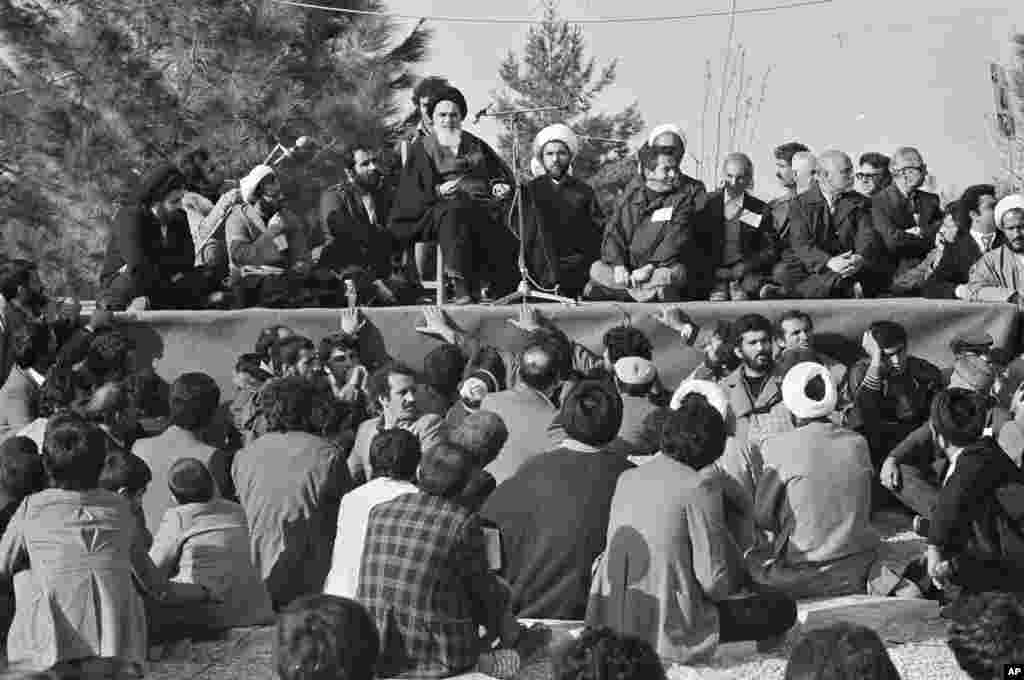 Хомейни произносит речь на кладбище Бехешт-Захра после возвращения из ссылки.