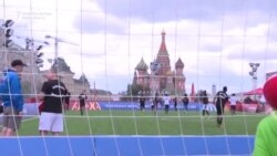 Meci de fotbal cu refugiați în Piața Roșie