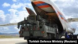 Выгрузка первых поставленных из России в Турцию систем С-400 на базе под Анкарой. 12 июля 2019 года.