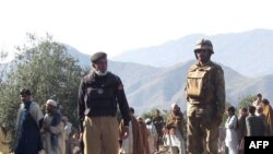 ملیشه های پاکستانی این عده افغانها را به دلیل نداشتن اسناد اقامت بازداشت کرده بودند.