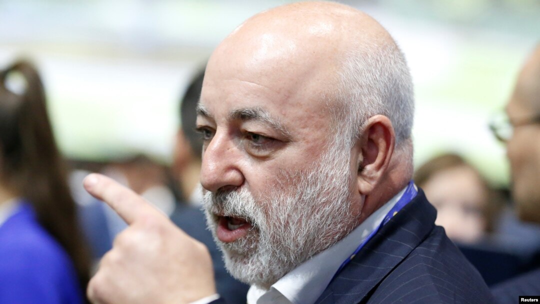 Associates of Russian tycoon Viktor Vekselberg were arrested on bribery charges.