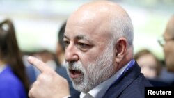 Associates of Russian tycoon Viktor Vekselberg were arrested on bribery charges.