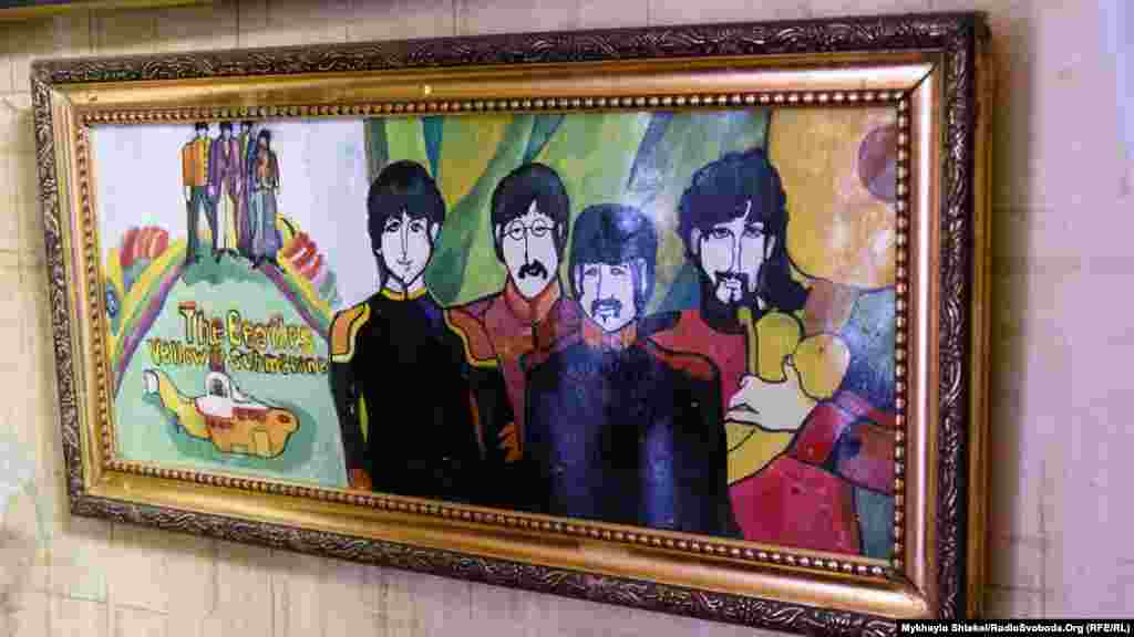 Картину із The Beatles і Жовтим підводним човном Тимур отримав в подарунок від художника Сергія Саєнка. На картині зображений гурт в стилі мультиплікаційного фільму &laquo;Жовтий підводний човен&raquo; (1968), де звучали пісні гурту. Мультфільм офіційно демонструвався в Радянському Союзі і для багатьох &laquo;бітломанів&raquo; став першою можливістю почути пісні &laquo;ліверпульської четвірки&raquo;.