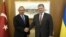 Президент України Петро Порошенко (праворуч) і міністр закордонних справ Туреччини Мевлют Чавушоглу. Стамбул, 9 квітня 2018 року 