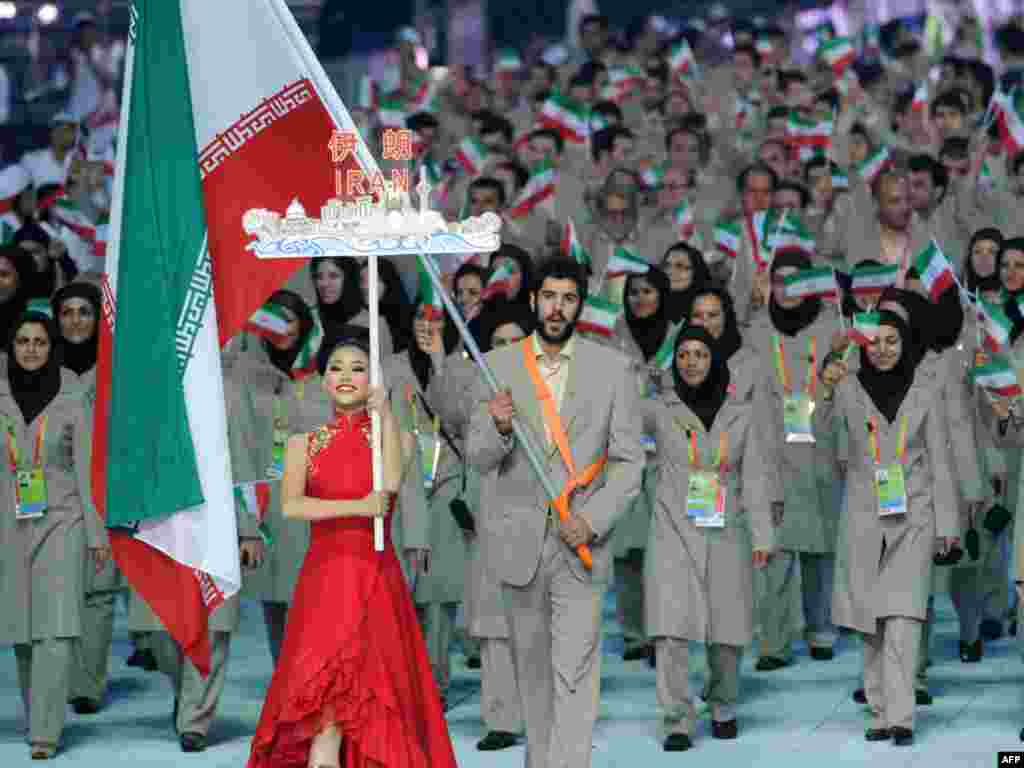 کاروان پر تعداد ايران در شانزدهمين دوره بازی های آسيايی در شهر گوانگ ژو، چین - گوانگژو، چین