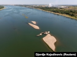 Kod Prahova, blizu hidroelektrane Đerdap II na Dunavu, usled niskog vodostaja ponovo su vidljivi ostaci oko 200 potopljenih nemačkih ratnih brodova iz Drugog svetskog rata, 30. jul 2026.