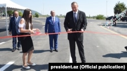 İlham Əliyev Qax-Qorağan-Zaqatala avtomobil yolunun Qax-Qorağan hissəsinin açılışında.