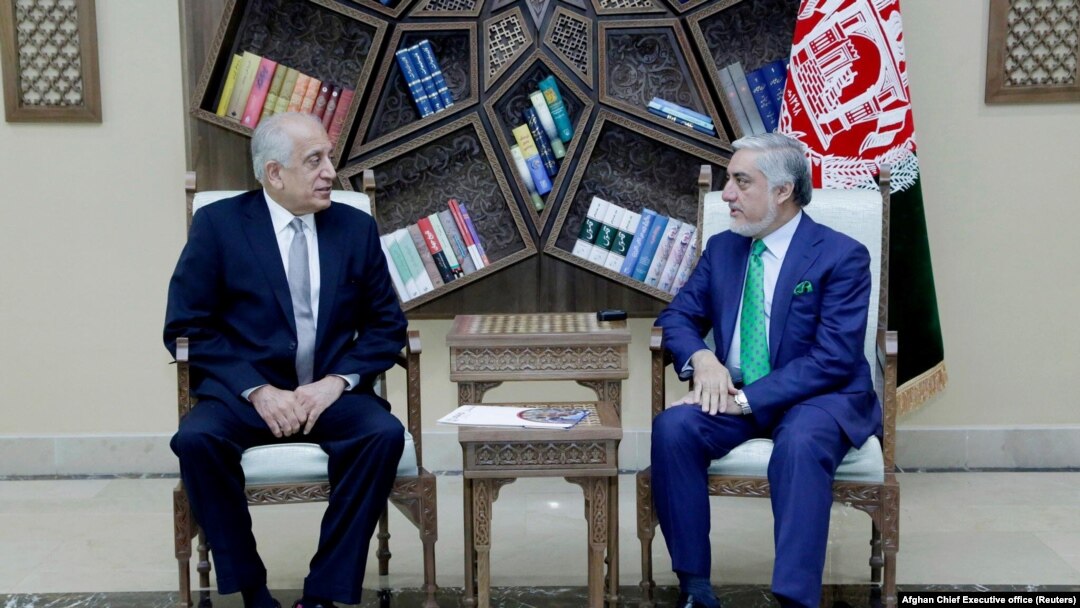 АКШнын чабарманы Залмай Халилзад жана Ооганстандын аткаруу бийлигинин башчысы Абдулла Абдулла. Кабул, 2-сентябрь, 2019-жыл.