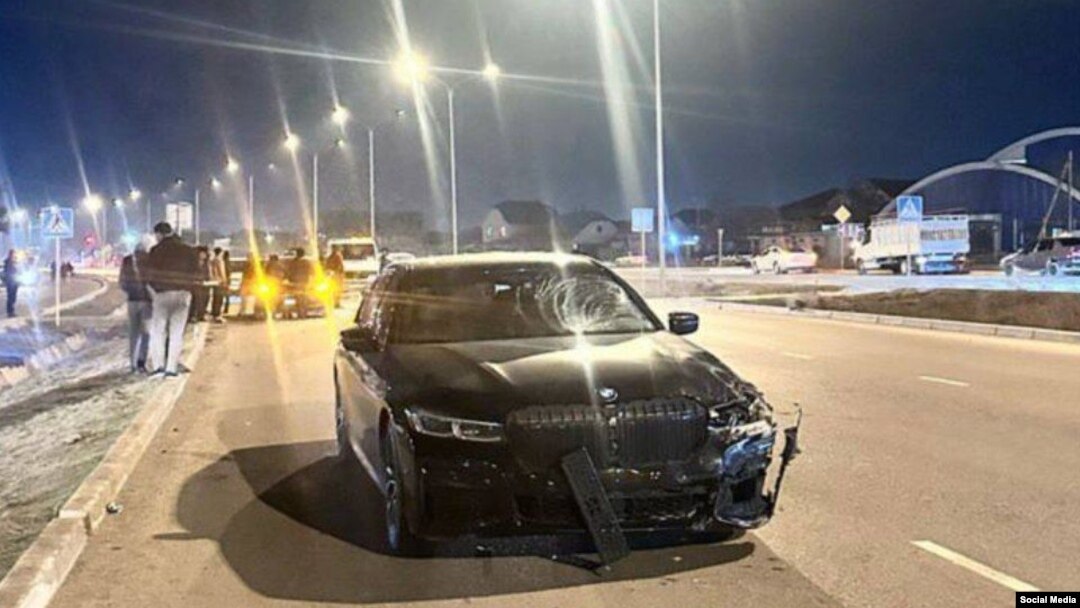 Жол кырсыгына кабылган БМВ үлгүсүндөгү унаа.