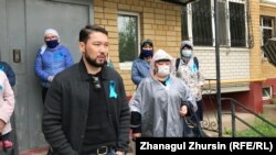 Серік Оразовтың жаназасынан кейінгі шағын митингіде тұрған белсенділер. Ақтөбе, 17 мамыр 2020 жыл.