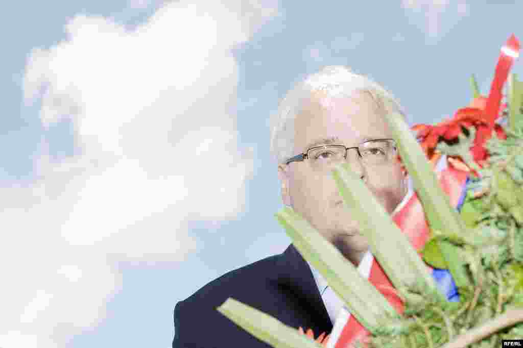 FOTO: BORIS MILJEVIĆ - Predsjednik Hrvatske, Ivo Josipović, odaje poštu žrtvama u Sijekovcu, 30. maj 2010.