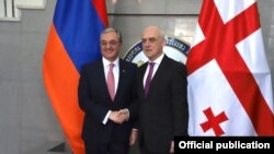 Глава МИД Грузии Давид Залкалиани (справа) со своим армянским коллегой Зограбом Мнацаканяном