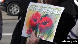 Надпись на рисунке — хэштэг #FreeSavchenko.