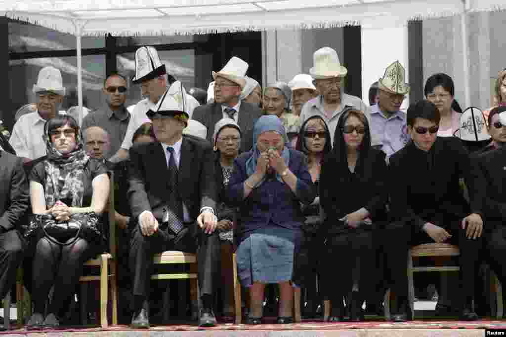 Relatives of writer Chingiz Aitmatov attend his funeral ceremony in Bishkek June 14, 2008.