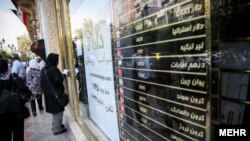 به دنبال ابلاغ دستورالعمل فعالیت صرافی‌ها در بازار آزاد، صرافی‌ها از روز چهارشنبه به طور رسمی معاملات خود را آغاز کردند.