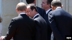 Президент России Владимир Путин (слева), президент Франции Франсуа Олланд и президент США Барак Обама (справа).