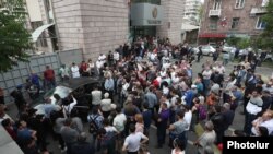 Armenia -- Supporters of Prime Minister Nikol Pashinian block the entrance to a district court building in Yerevan, May 20, 2019.