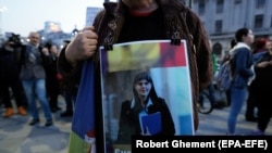 Laura Codruța Kovesi, pe pancarta unei femei care protesta la sfârșitul lunii martie, în București