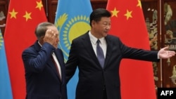 Президент Казахстана Нурсултан Назарбаев (слева) и президент Китая Си Цзиньпин. Ханчжоу, 2 сентября 2016 года.