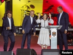 Dansând pe scena pro-europeană: E. Macron, D. Tusk și F. Merz la concertul de Ziua Independenței de la Chișinău, în 2025.