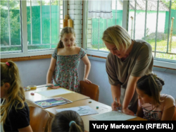 «Це для мене і ліки, і хобі». Переселенка з Одещини відкрила художню студію на Львівщині