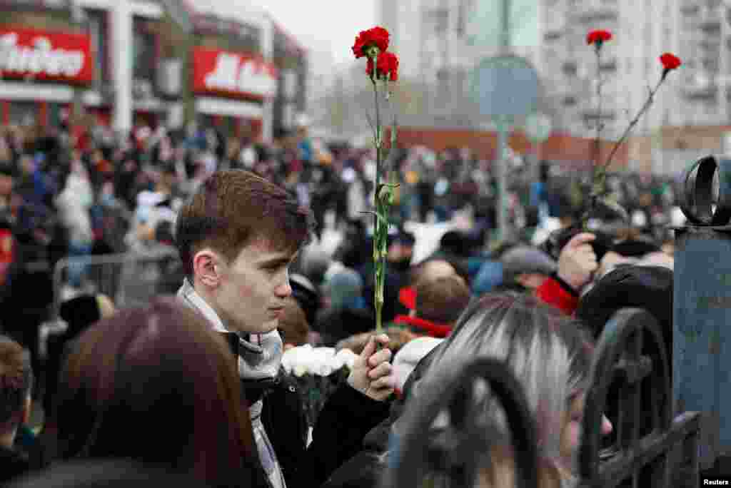 Людзі, якія прыйшлі, каб разьвітацца &nbsp;з Аляксеем Навальным, у Маскве, Расея, 1 сакавіка 2024 году
