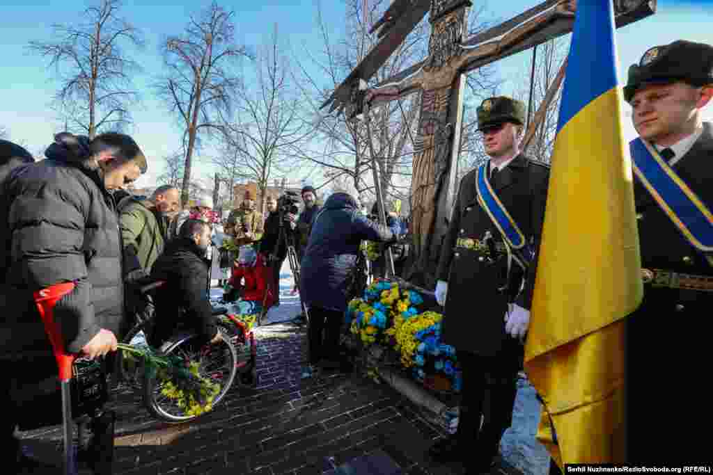 Після панахиди відбулося покладання квітів і запалення лампадок