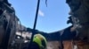 «Через удар понівечена квартира на 5-му поверсі п’ятиповерхового будинку. Вибуховою хвилею пошкоджені й кілька сусідніх будинків – там повилітали вікна»