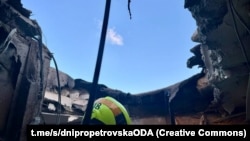 «Через удар понівечена квартира на 5-му поверсі п’ятиповерхового будинку. Вибуховою хвилею пошкоджені й кілька сусідніх будинків – там повилітали вікна»